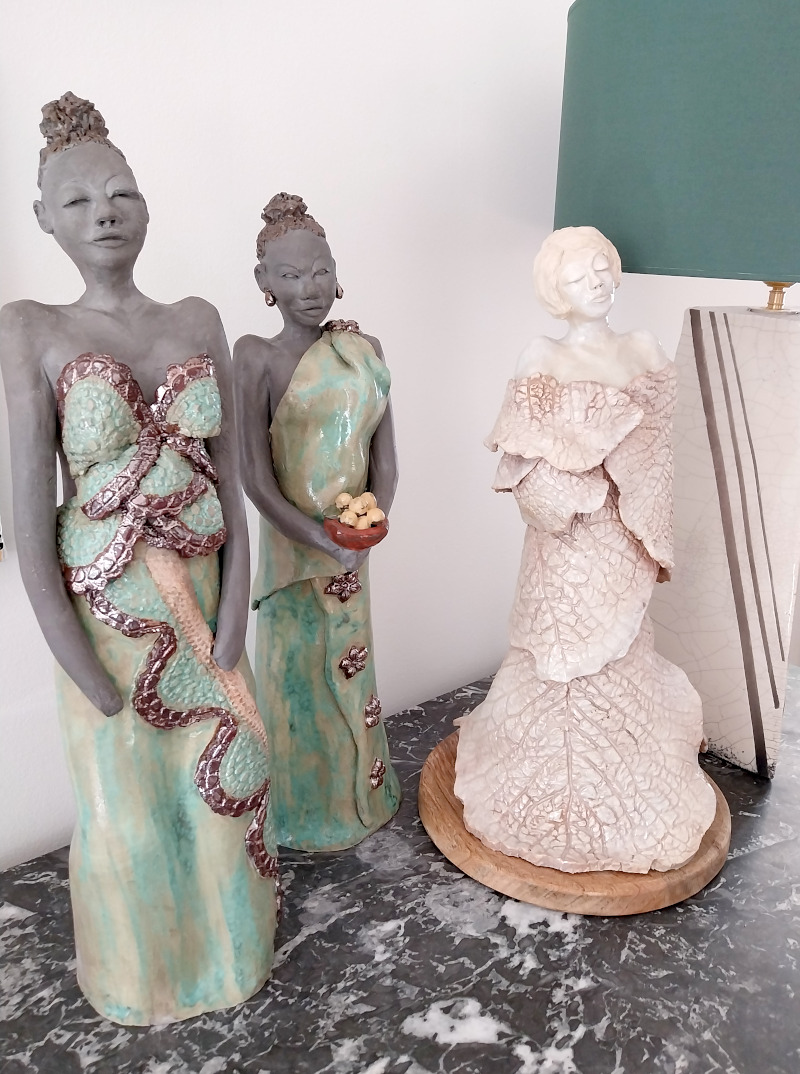 Image article, Trois personnages féminins en céramique